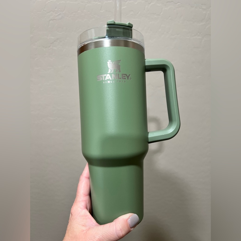 ✨ BNIB 40oz Stanley Quencher (Shrub) ✨